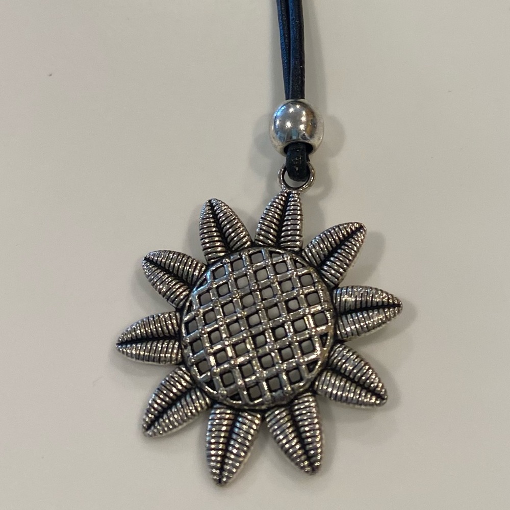Cute silver plate sunflower & leather necklace!